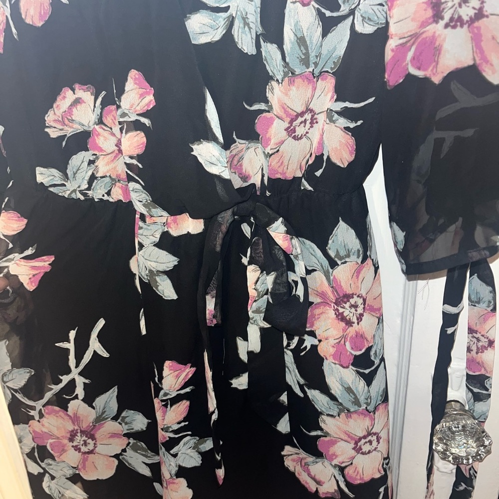 CLOSET CLEAR OUT!🎉 NWT NY&CO Black Floral Romper - Picture 3 of 6